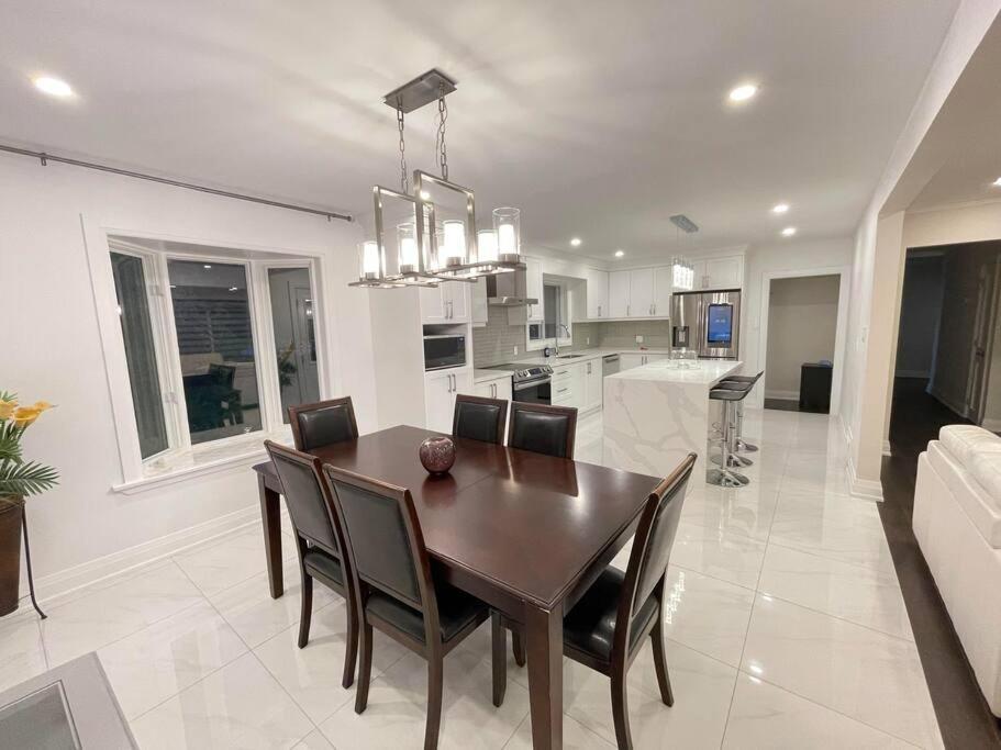 3-Bedroom Modern Luxury Apartment In The Heart Of City Toronto Ngoại thất bức ảnh