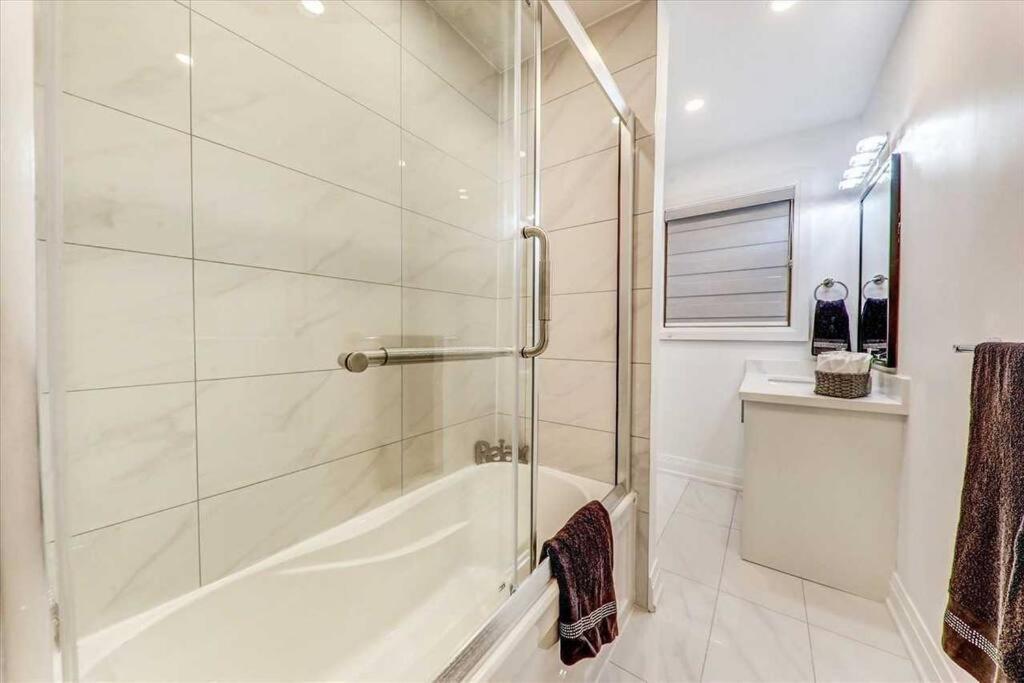 3-Bedroom Modern Luxury Apartment In The Heart Of City Toronto Ngoại thất bức ảnh