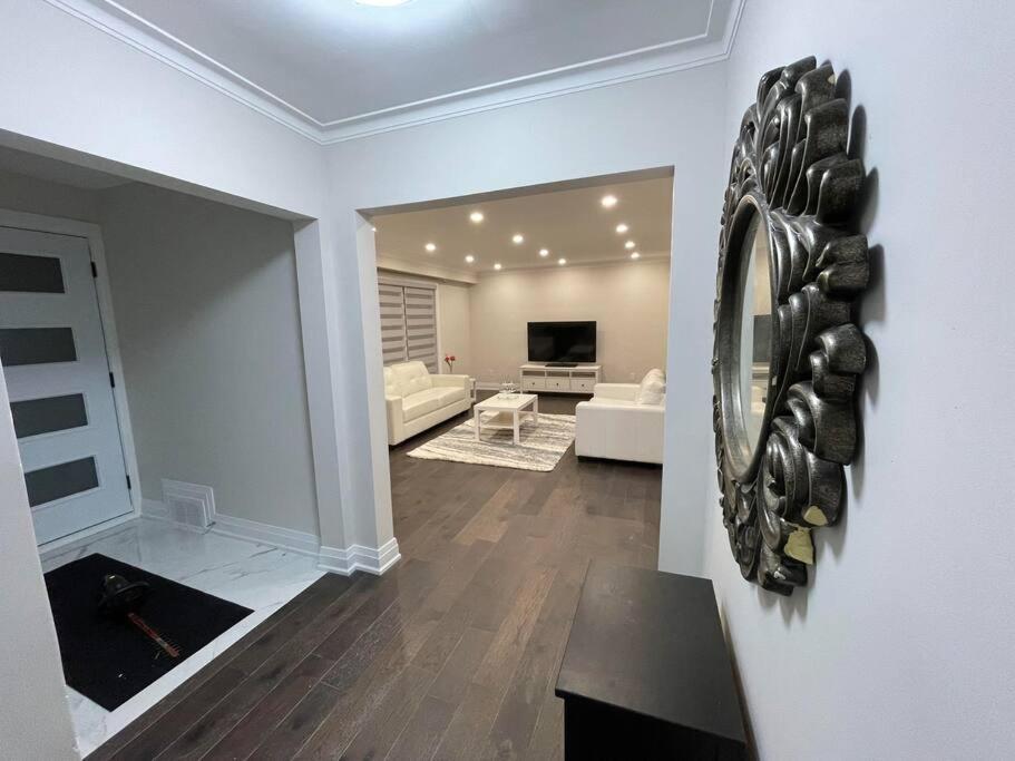 3-Bedroom Modern Luxury Apartment In The Heart Of City Toronto Ngoại thất bức ảnh