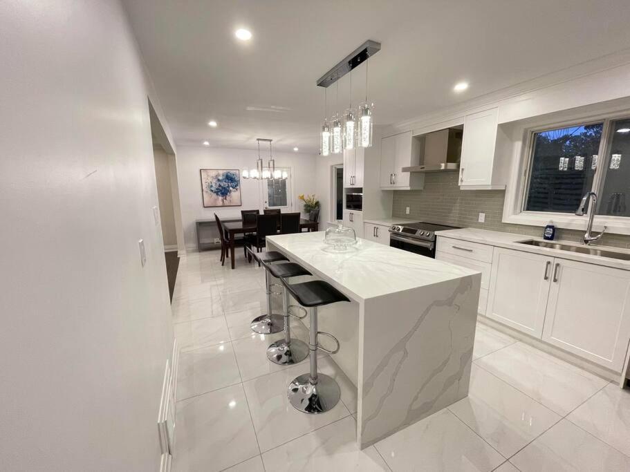 3-Bedroom Modern Luxury Apartment In The Heart Of City Toronto Ngoại thất bức ảnh