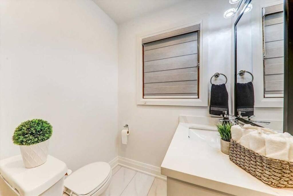 3-Bedroom Modern Luxury Apartment In The Heart Of City Toronto Ngoại thất bức ảnh