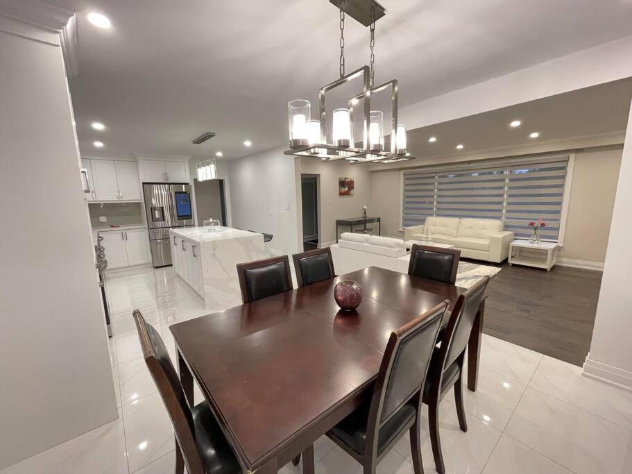 3-Bedroom Modern Luxury Apartment In The Heart Of City Toronto Ngoại thất bức ảnh